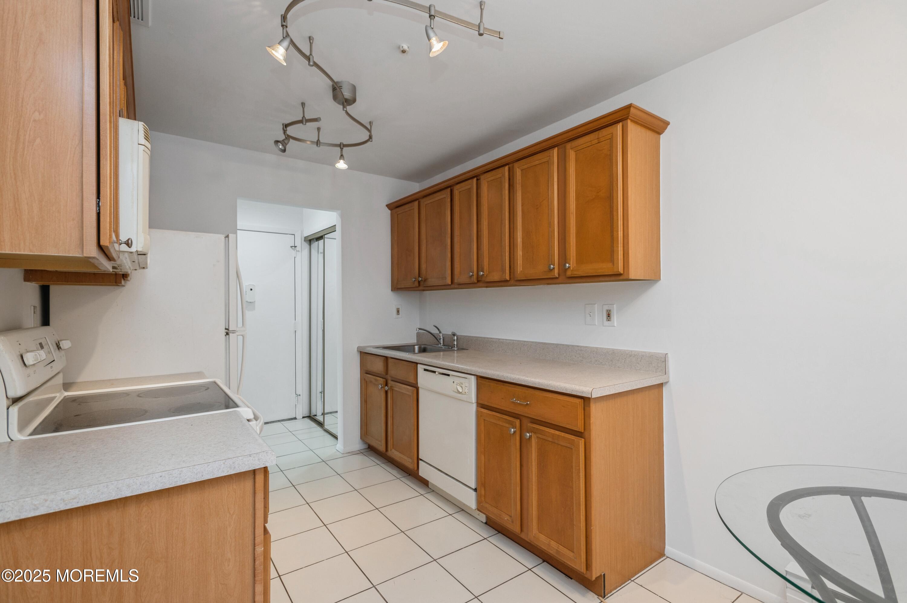 58 Amberly Drive #E, Manalapan, New Jersey image 5