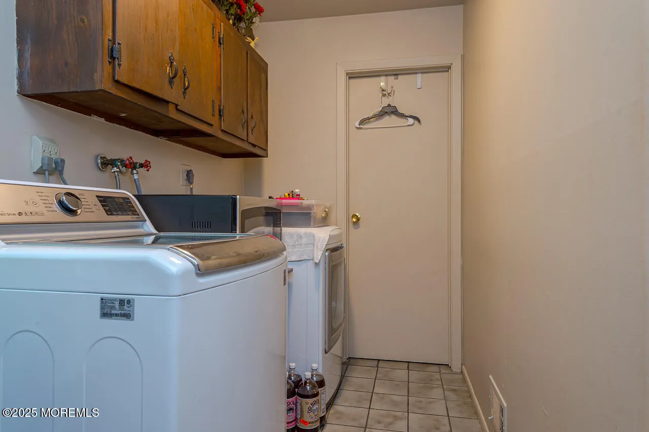 Freehold, New Jersey 07728, United States, 4 Bedrooms Bedrooms, ,3 BathroomsBathrooms,Residential,Active,193068