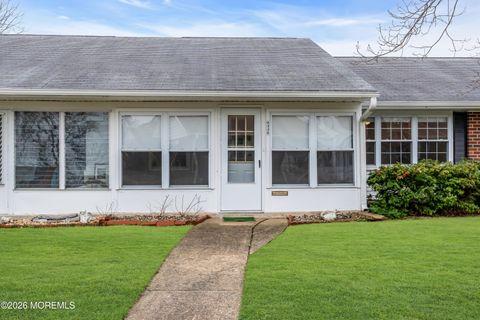 Condo For Sale - 933B Thornhill Court<br/> Ocean County, Lakewood, NJ 08701