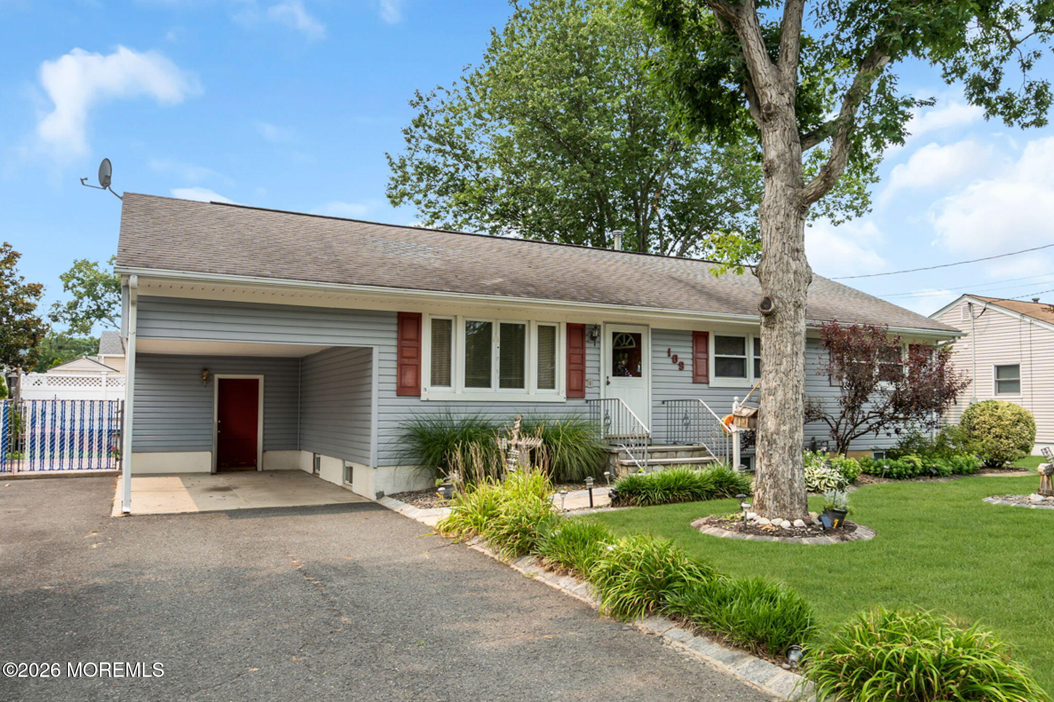 109 Redwood Place E