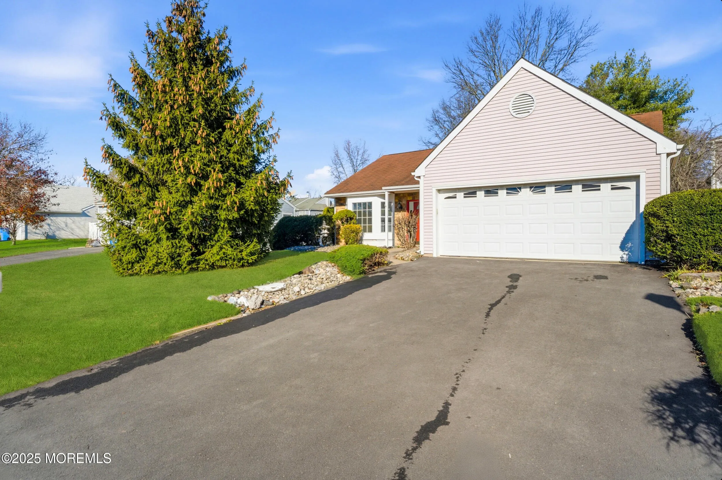 Tinton Falls, New Jersey 07753, United States, 3 Bedrooms Bedrooms, ,2 BathroomsBathrooms,Residential,Coming Soon,249540