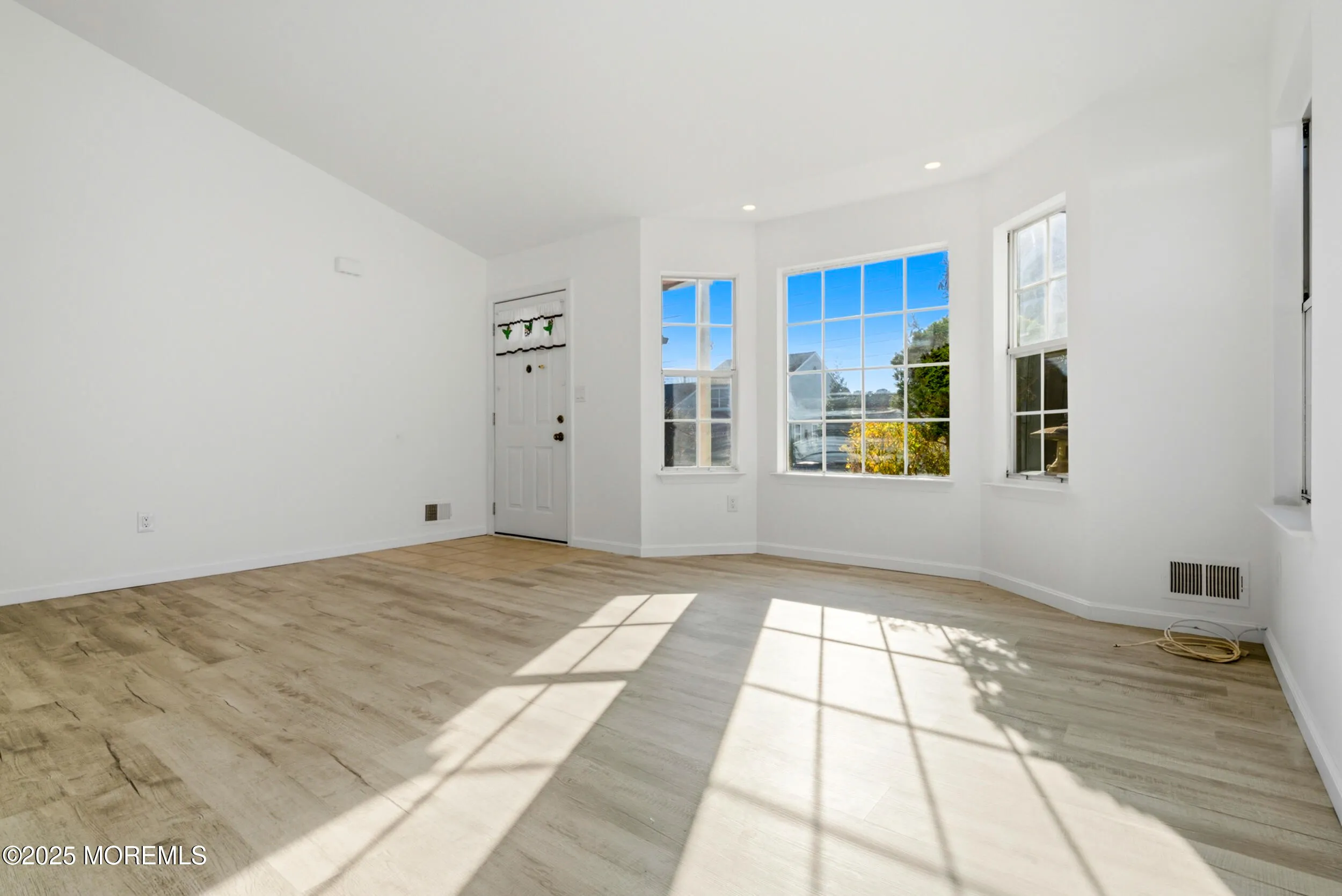 Tinton Falls, New Jersey 07753, United States, 3 Bedrooms Bedrooms, ,2 BathroomsBathrooms,Residential,Coming Soon,249540