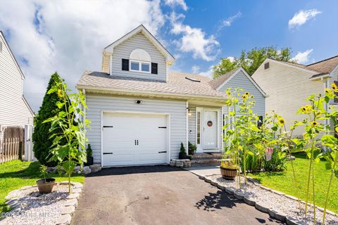 Homes For Sale - 43 Red Maple Drive<br/> Brick, NJ 08724