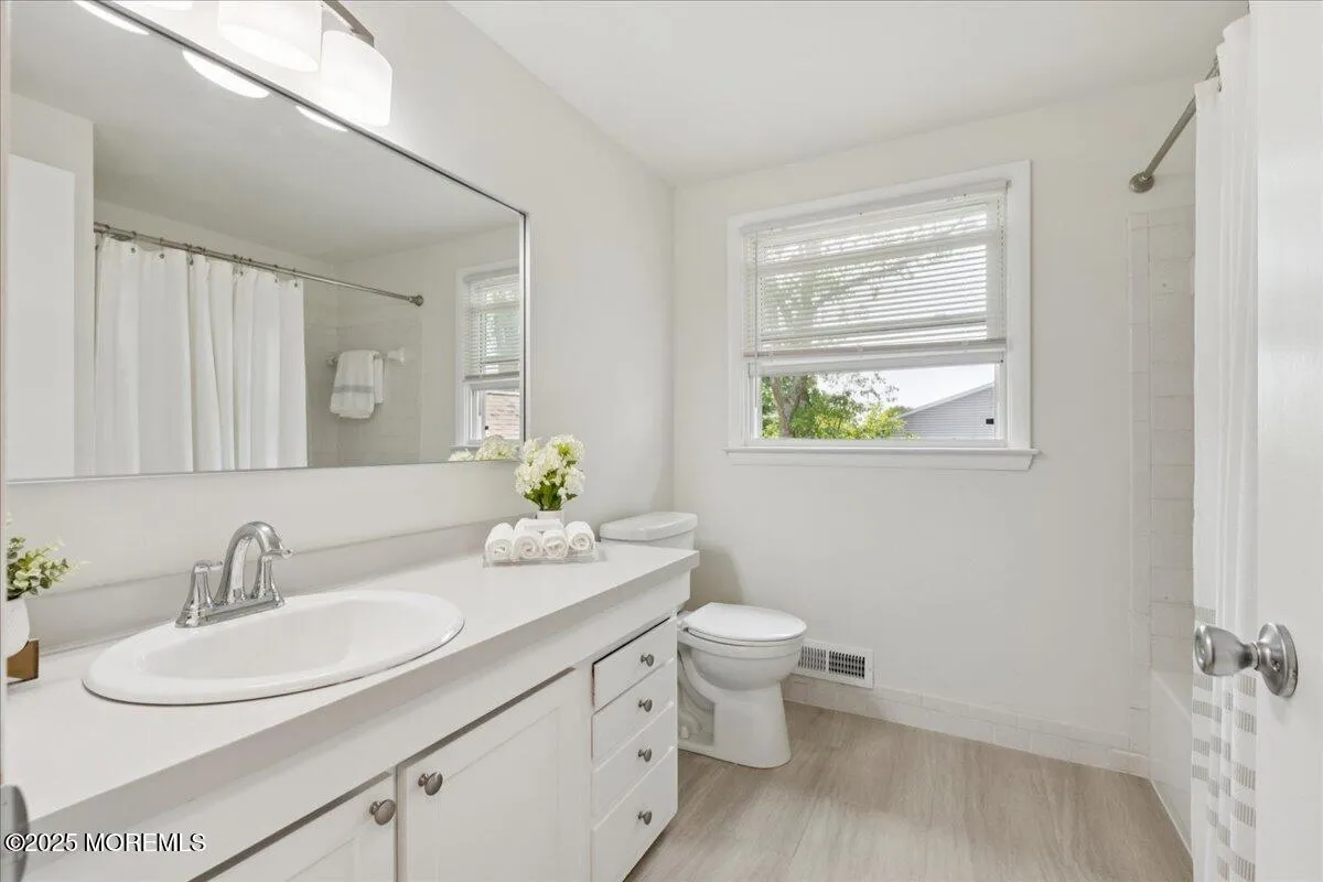 Cherry Hill, New Jersey 08003, United States, 4 Bedrooms Bedrooms, ,3 BathroomsBathrooms,Residential,Pending,152774