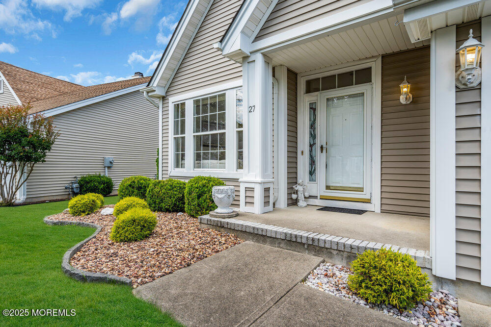 27 Valley Stream Place