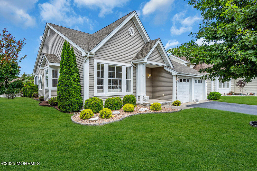 27 Valley Stream Place
