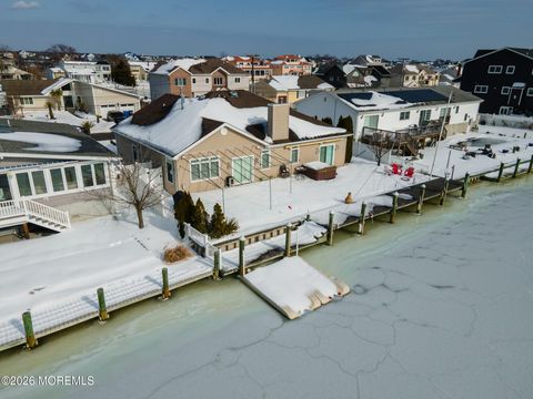 Homes For Sale - 305 Aldo Drive<br/> Toms River, NJ 08753