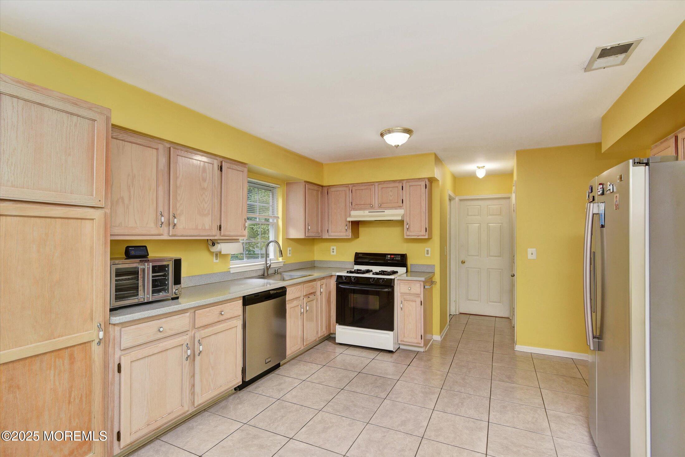 5 Isabella Drive, Lakewood, New Jersey image 13