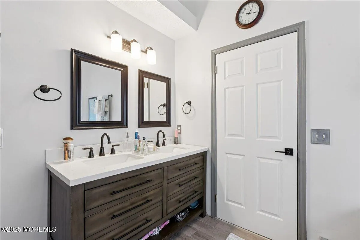 Tinton Falls, New Jersey 07712, United States, 2 Bedrooms Bedrooms, ,3 BathroomsBathrooms,Residential,Active,173820