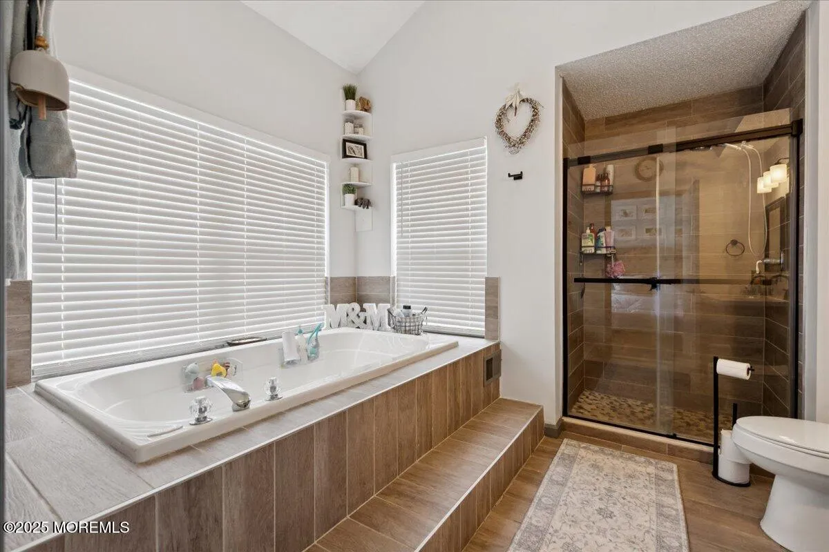 Tinton Falls, New Jersey 07712, United States, 2 Bedrooms Bedrooms, ,3 BathroomsBathrooms,Residential,Active,173820