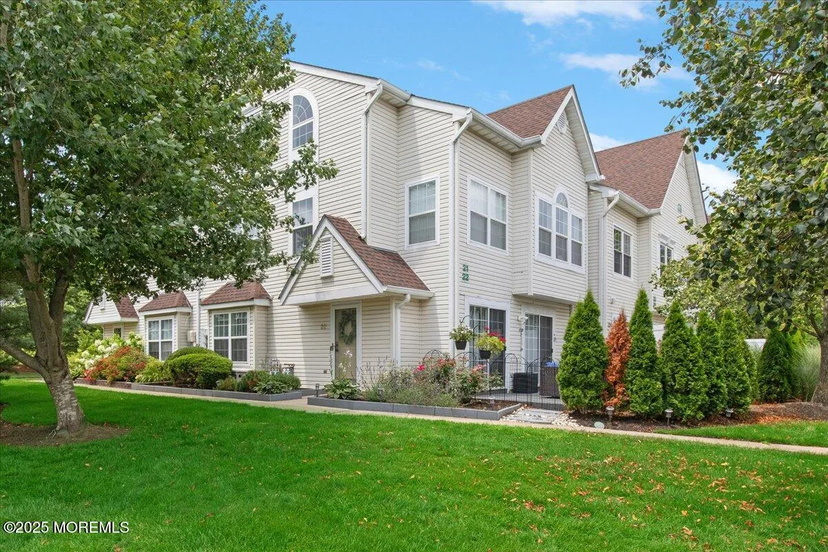 Tinton Falls, New Jersey 07712, United States, 2 Bedrooms Bedrooms, ,3 BathroomsBathrooms,Residential,Active,173820