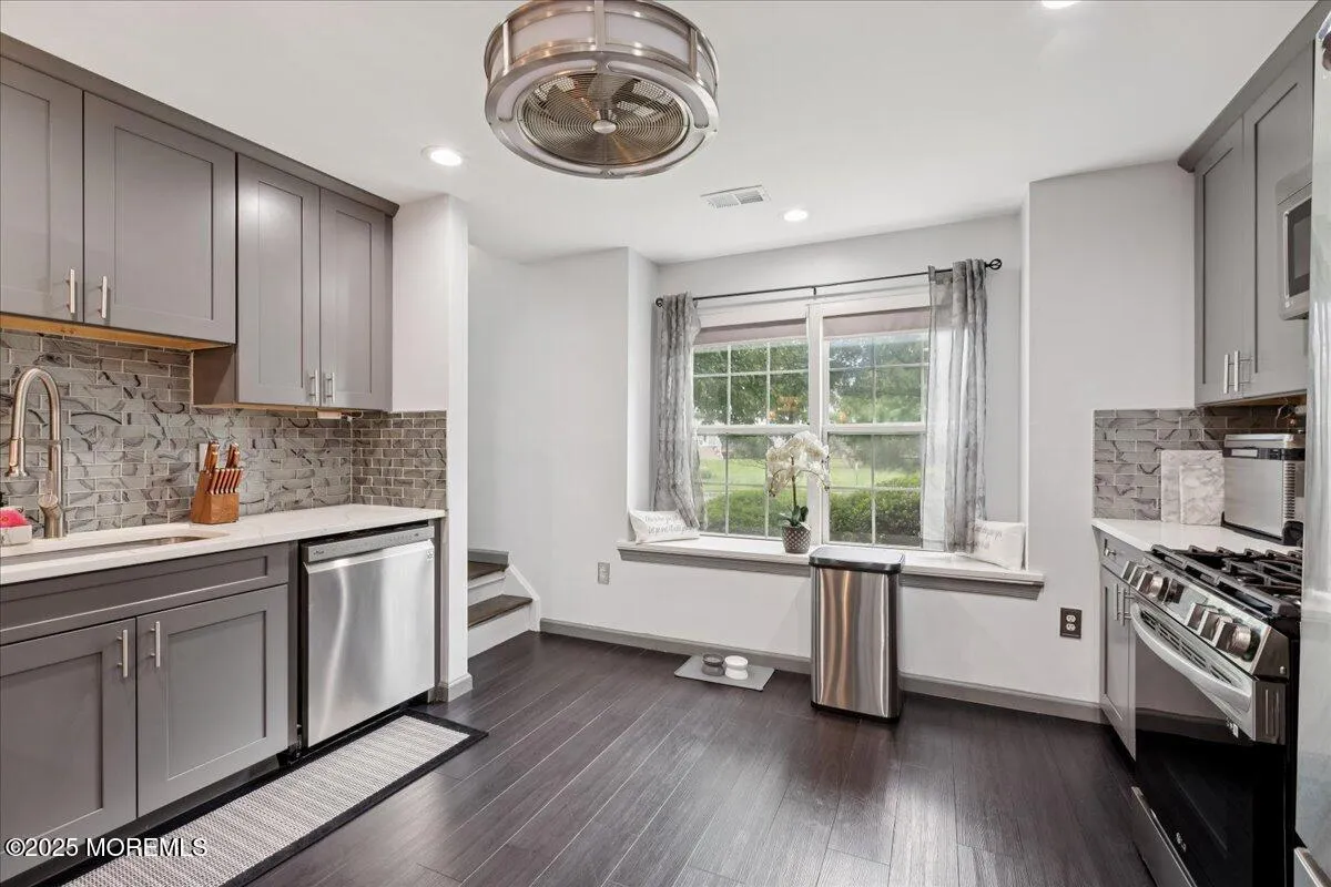 Tinton Falls, New Jersey 07712, United States, 2 Bedrooms Bedrooms, ,3 BathroomsBathrooms,Residential,Active,173820