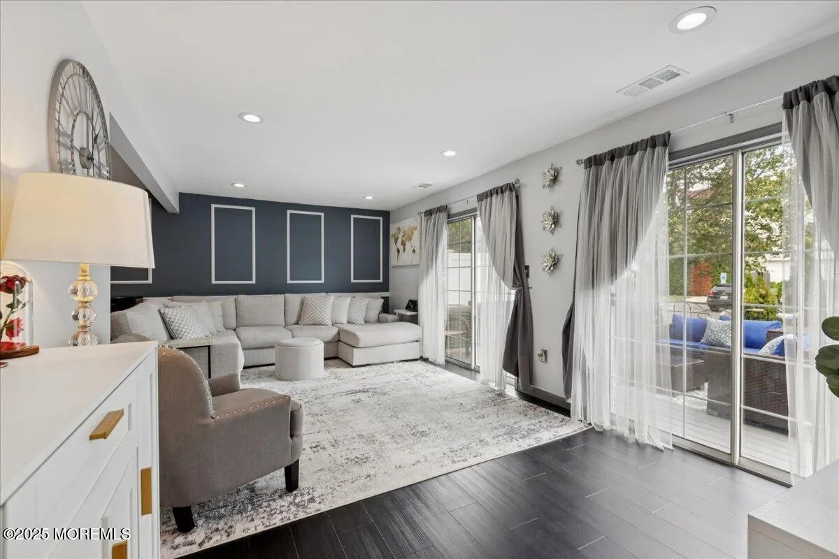 Tinton Falls, New Jersey 07712, United States, 2 Bedrooms Bedrooms, ,3 BathroomsBathrooms,Residential,Active,173820