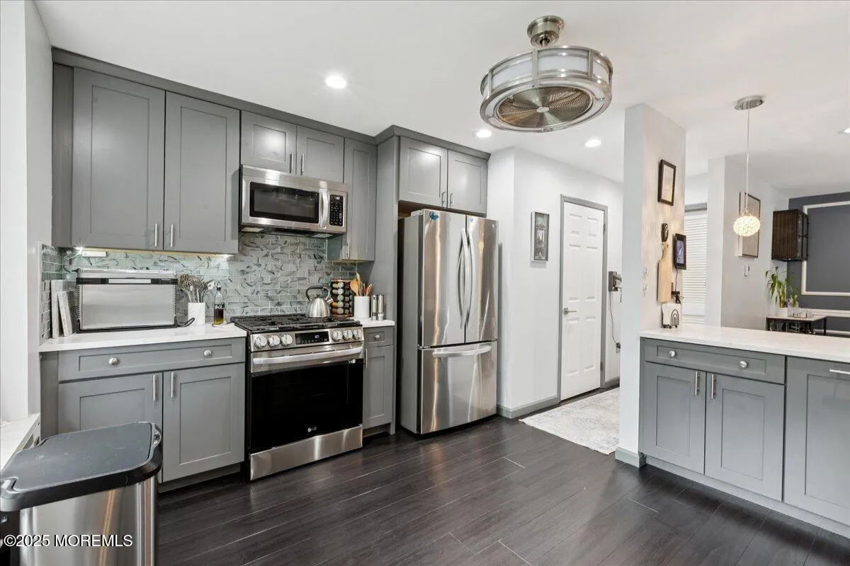 Tinton Falls, New Jersey 07712, United States, 2 Bedrooms Bedrooms, ,3 BathroomsBathrooms,Residential,Active,173820