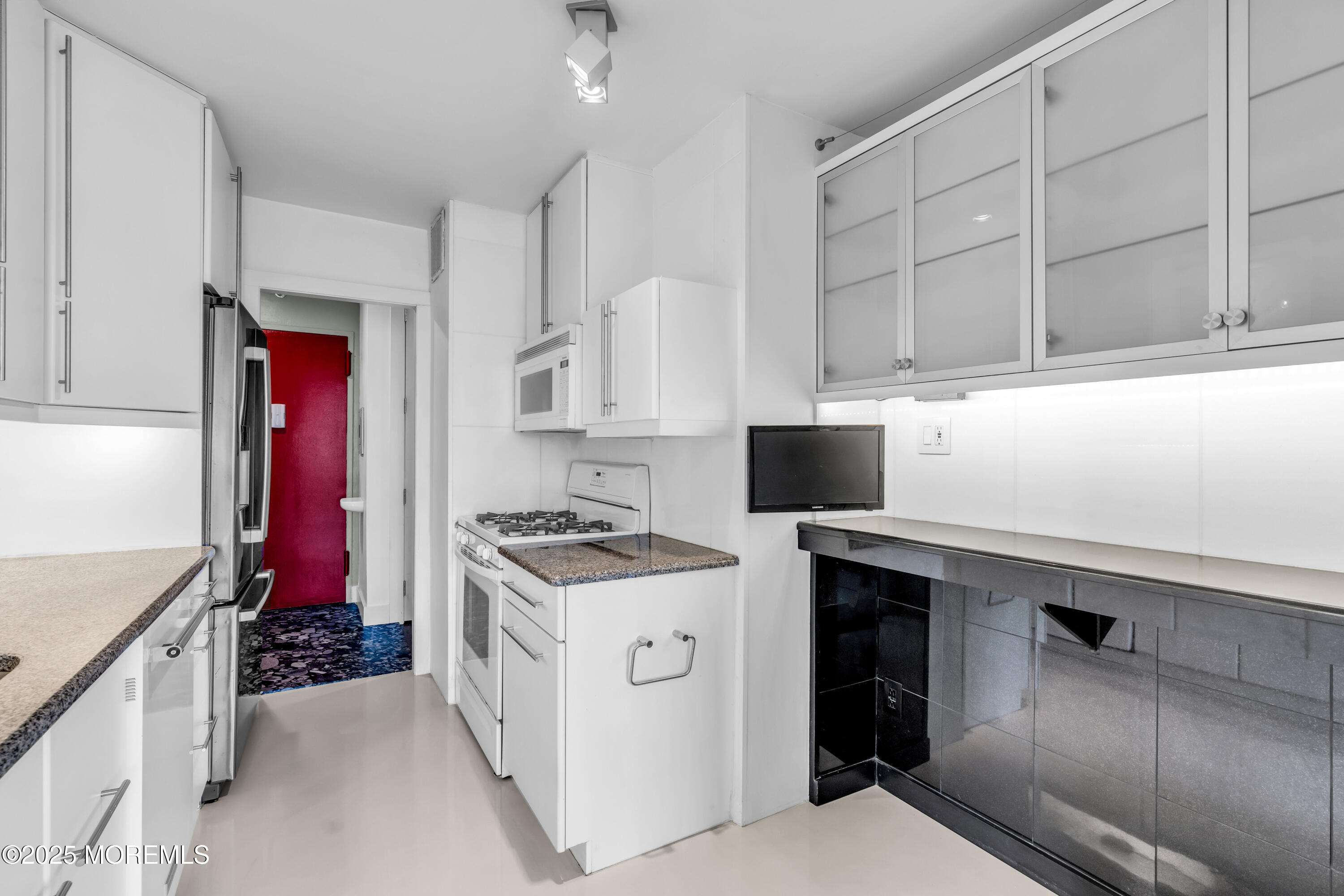 28 Riverside Avenue #8J, Red Bank, New Jersey image 3