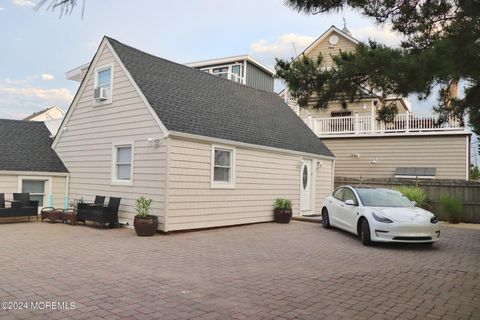 Homes For Rent - 116 E Kupper Drive<br/> Mantoloking, NJ 08738