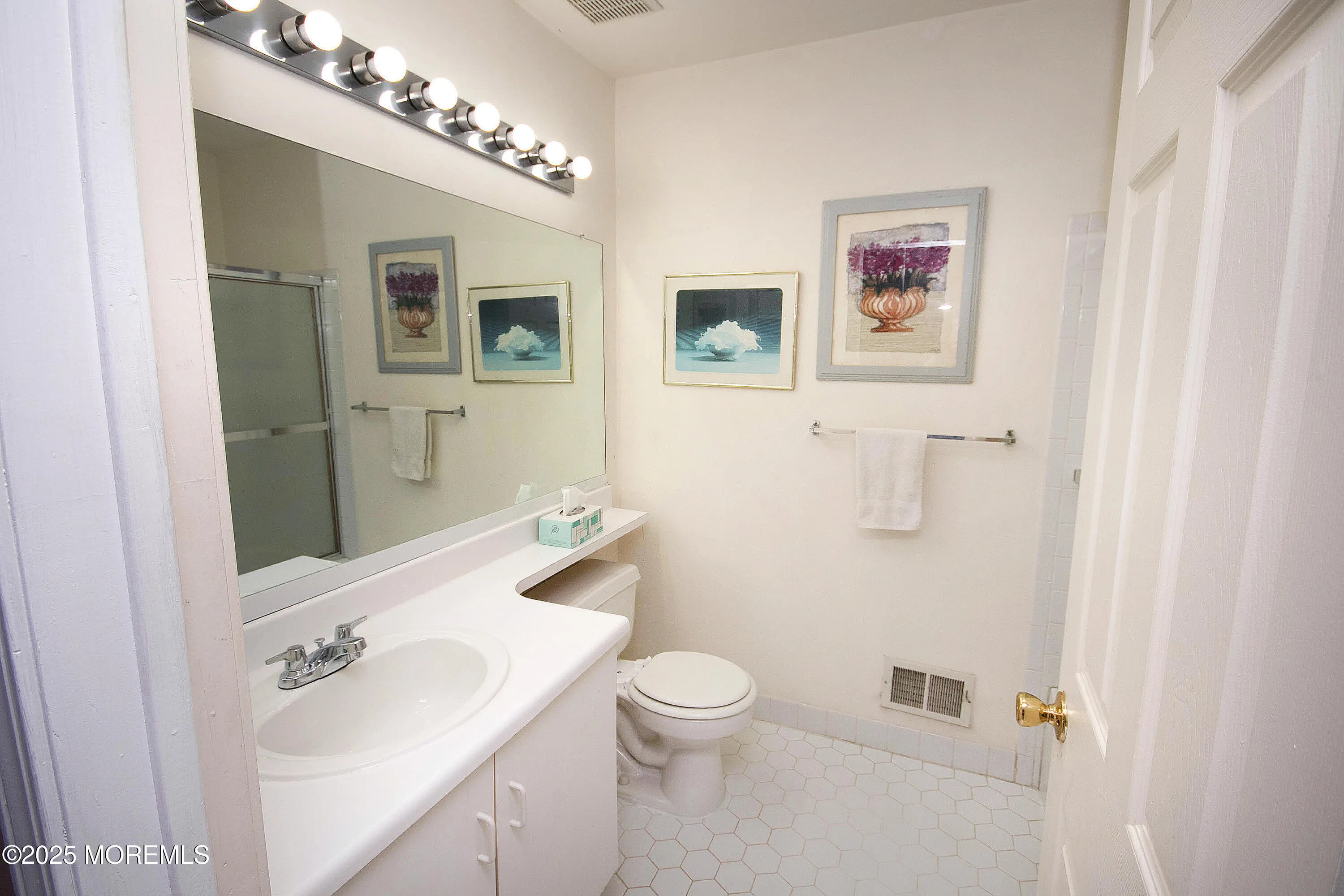 Holmdel, New Jersey 07733, United States, 2 Bedrooms Bedrooms, ,3 BathroomsBathrooms,Residential,Active,91806