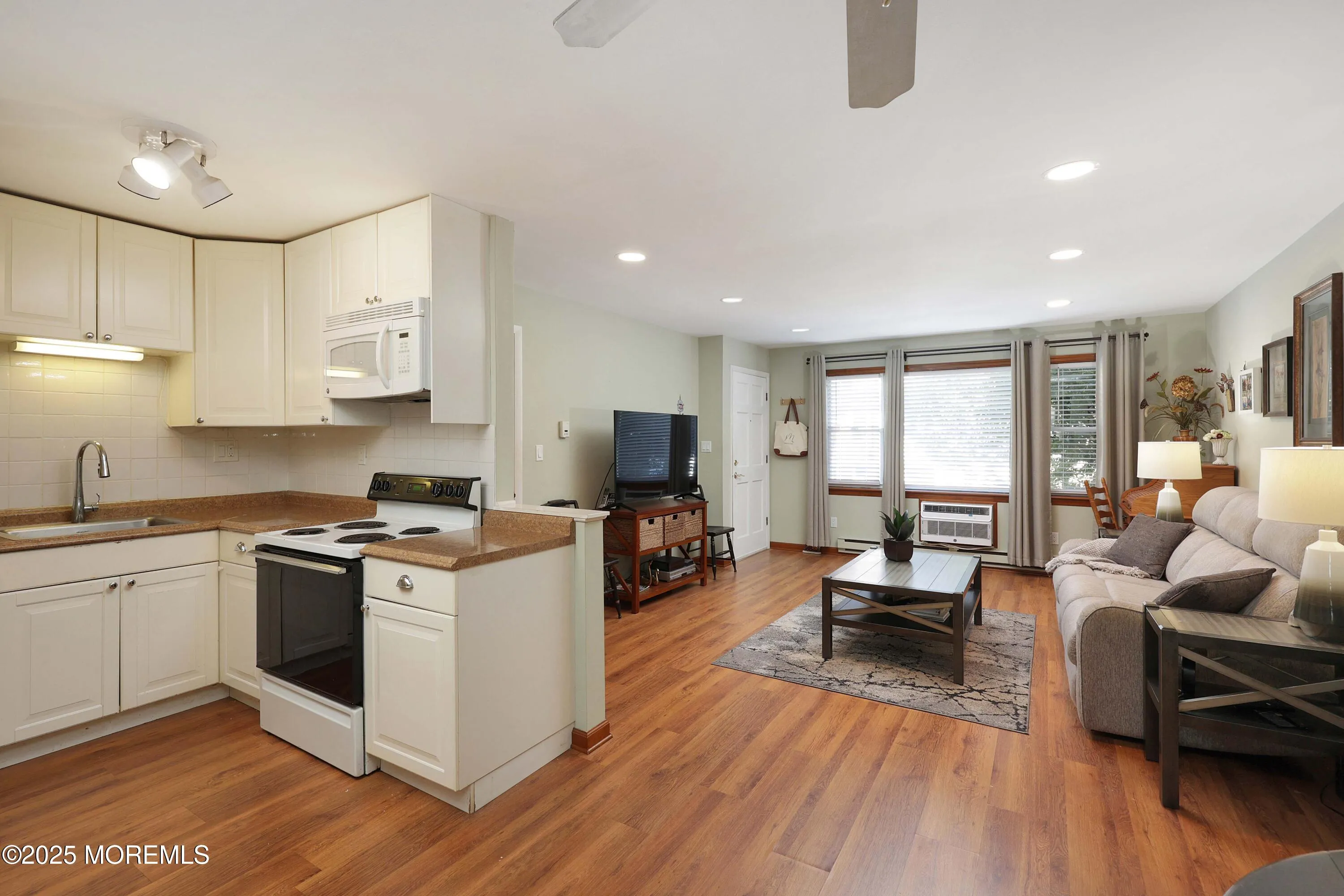 Belmar, New Jersey 07719, United States, 1 Bedroom Bedrooms, ,1 BathroomBathrooms,Residential,Active,226809