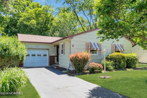 Homes For Sale - 6 Woodbury Court<br/> Toms River, NJ 08757