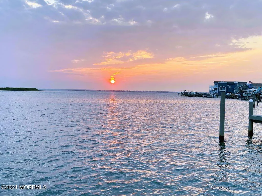 Ship Bottom, New Jersey 08008, United States, 3 Bedrooms Bedrooms, ,2 BathroomsBathrooms,Residential,Active,87587