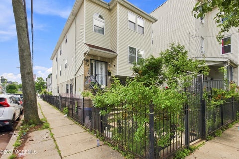 Multifamily For Sale - 64 Fabyan Place<br/> Essex County, Newark, NJ 07108