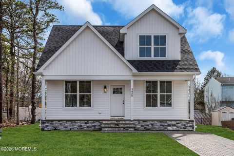 Homes For Sale - 1428 Fifth Avenue<br/> Toms River, NJ 08757