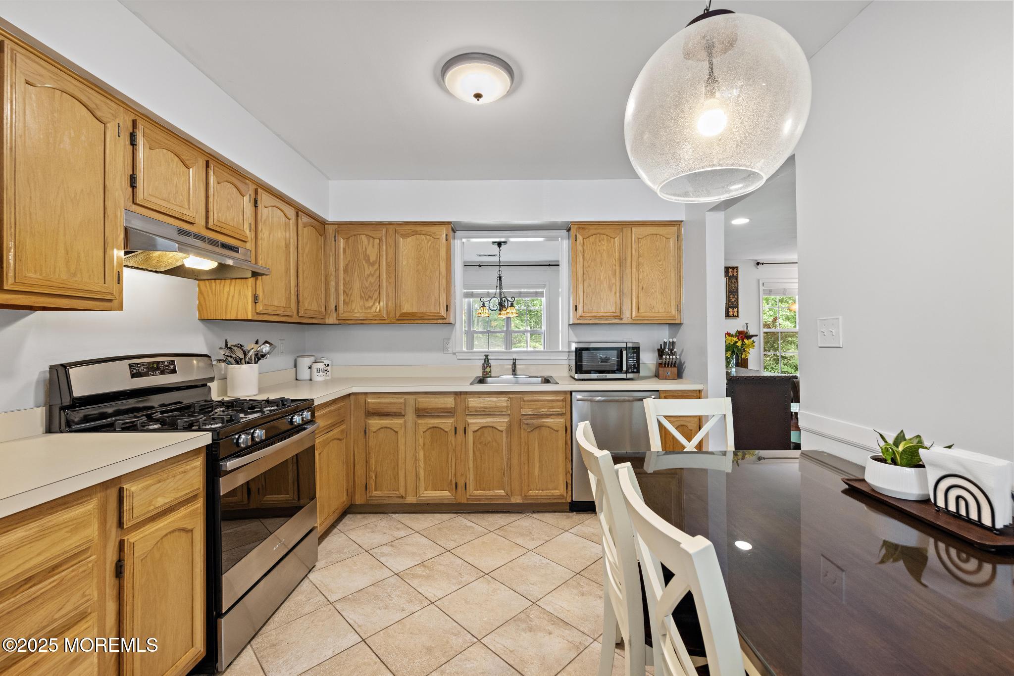 405 Hampton Court #15-4, Manalapan, New Jersey image 18