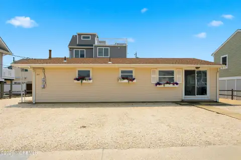 MLS: 22624378