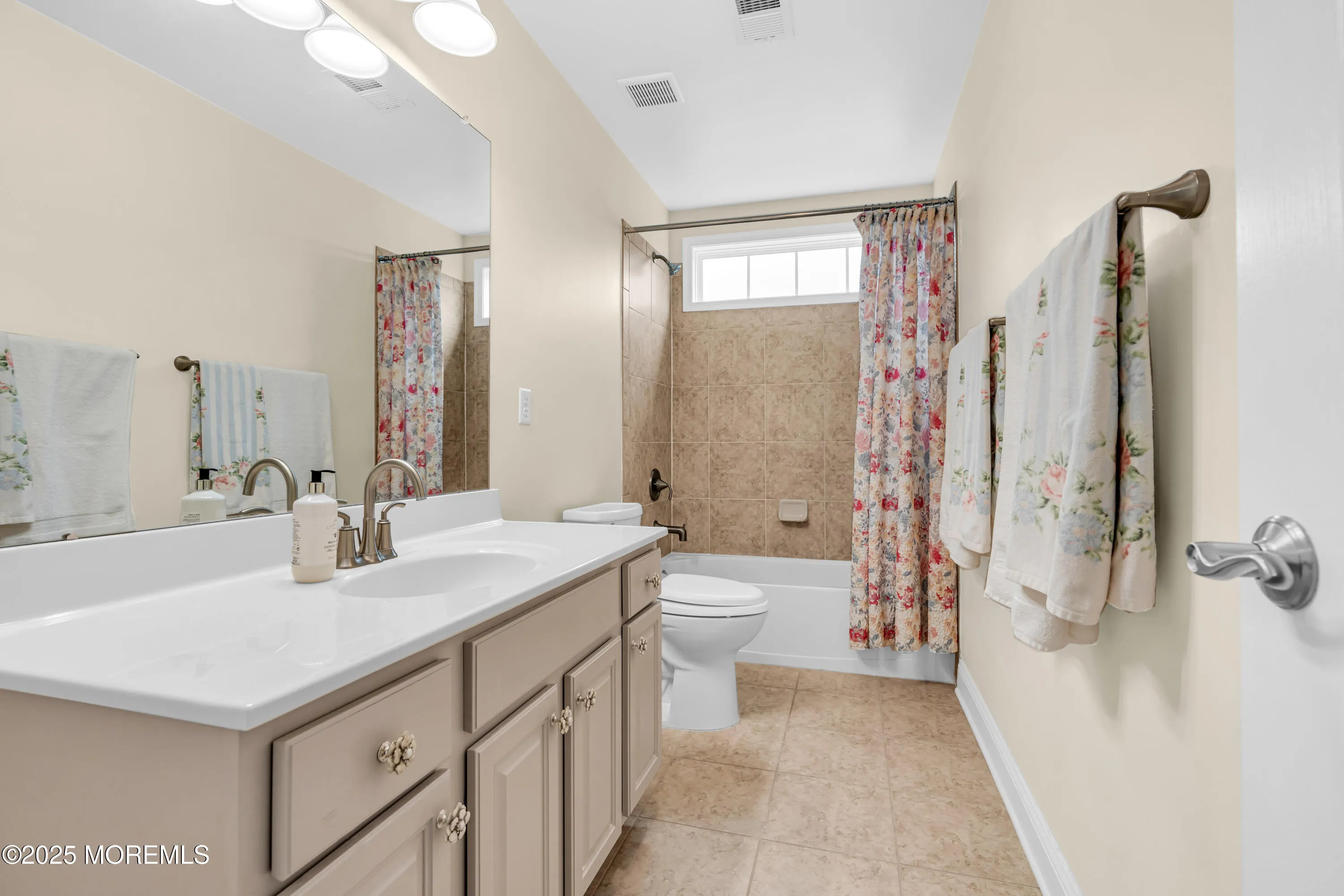 Farmingdale, New Jersey 07727, United States, 3 Bedrooms Bedrooms, ,3 BathroomsBathrooms,Residential,Active,110082