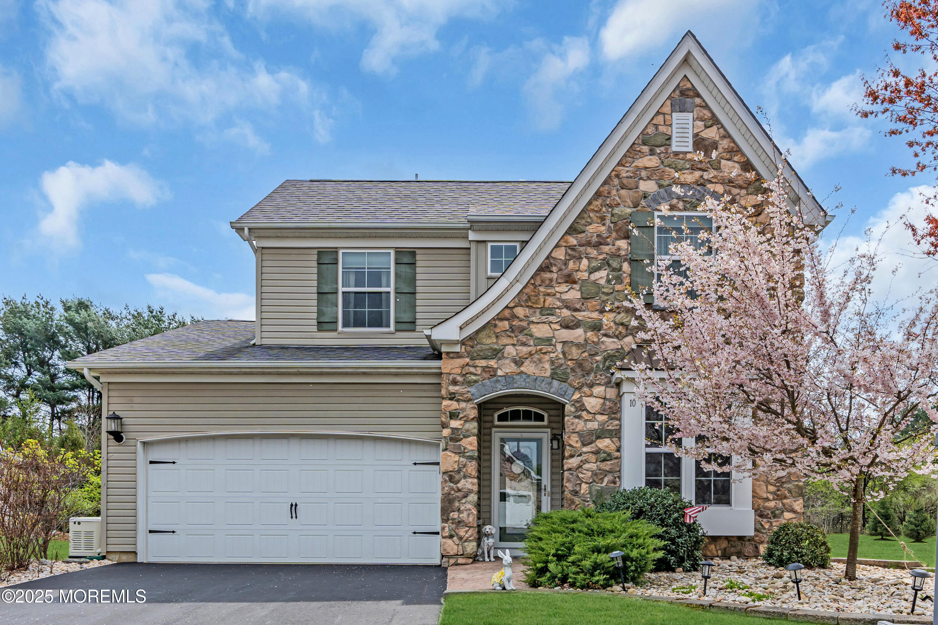 10 E Black Heath Court, Farmingdale, New Jersey image 1
