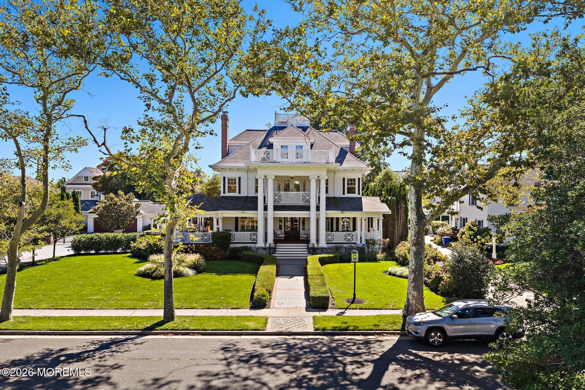 212 Crescent Parkway