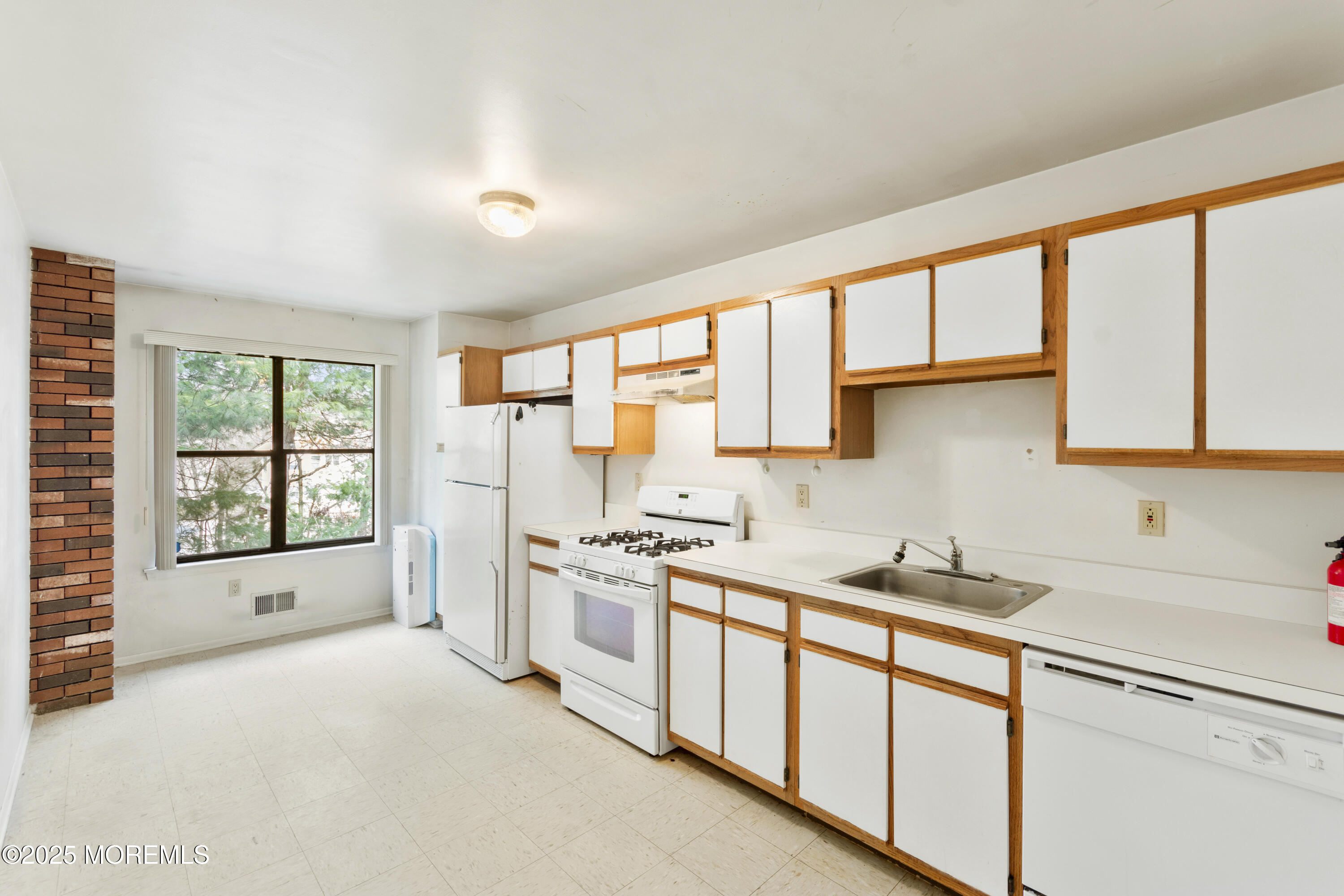 367 Oak Knoll Drive #36-7, Manalapan, New Jersey image 9