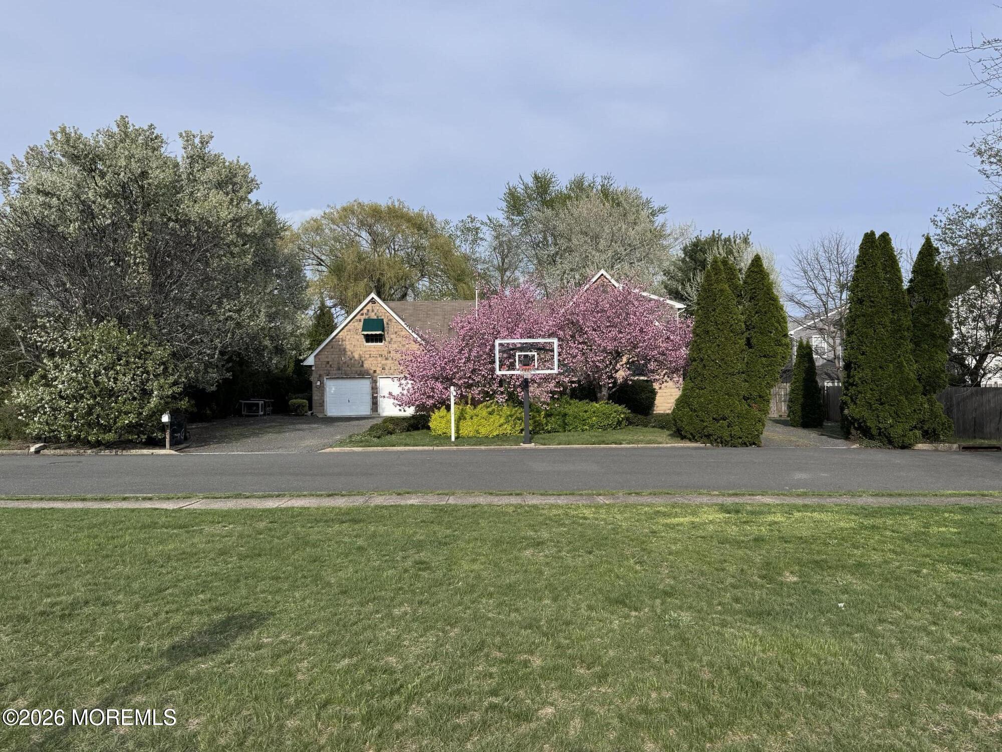 812 Mistletoe Avenue