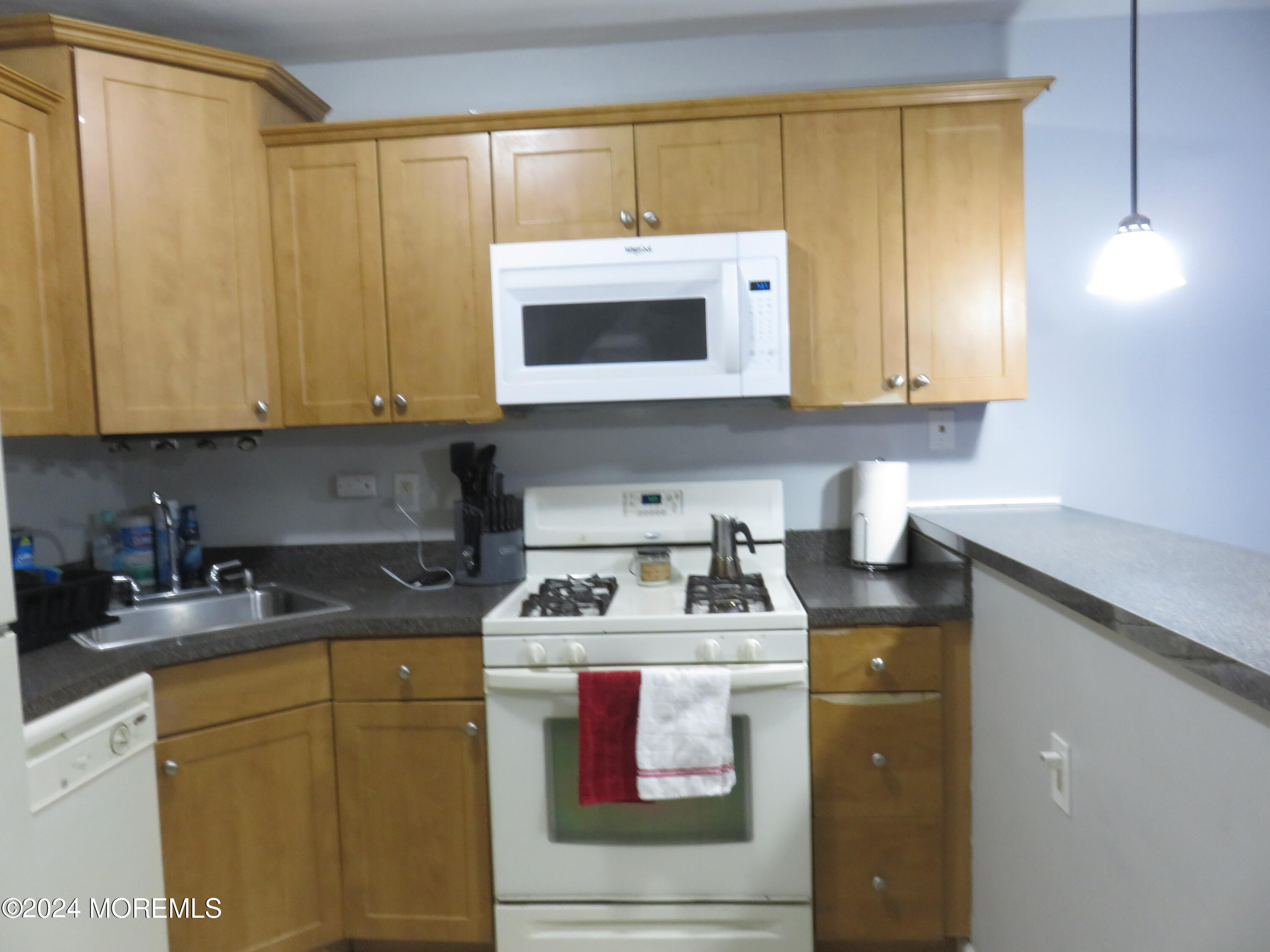 826 W Grand Street #1J, Elizabeth, New Jersey image 3