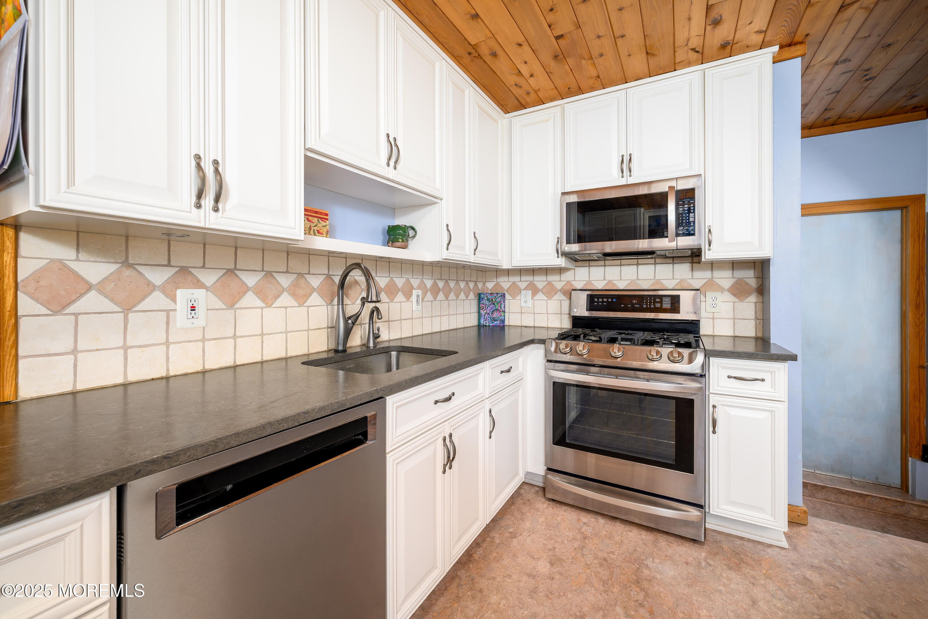 5 Darien Circle, Howell, New Jersey image 5