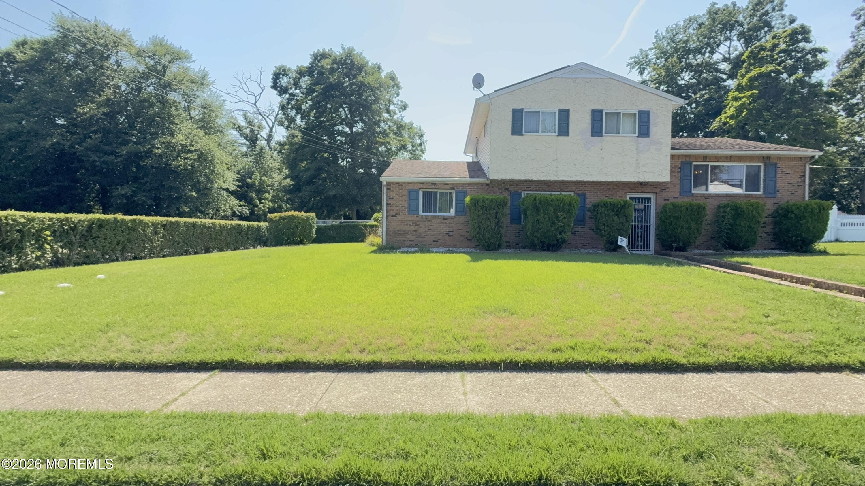 103 Iris Drive - Photo 2