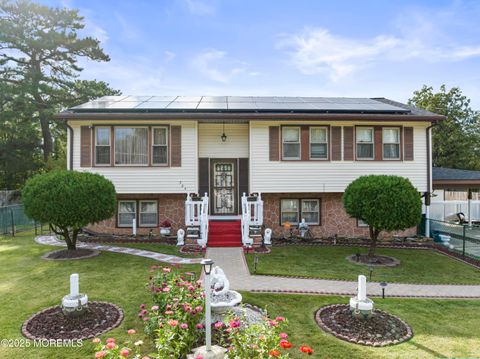Photo of 304 Mohawk Trail, Browns Mills, NJ 08015 (MLS # 22530177)
