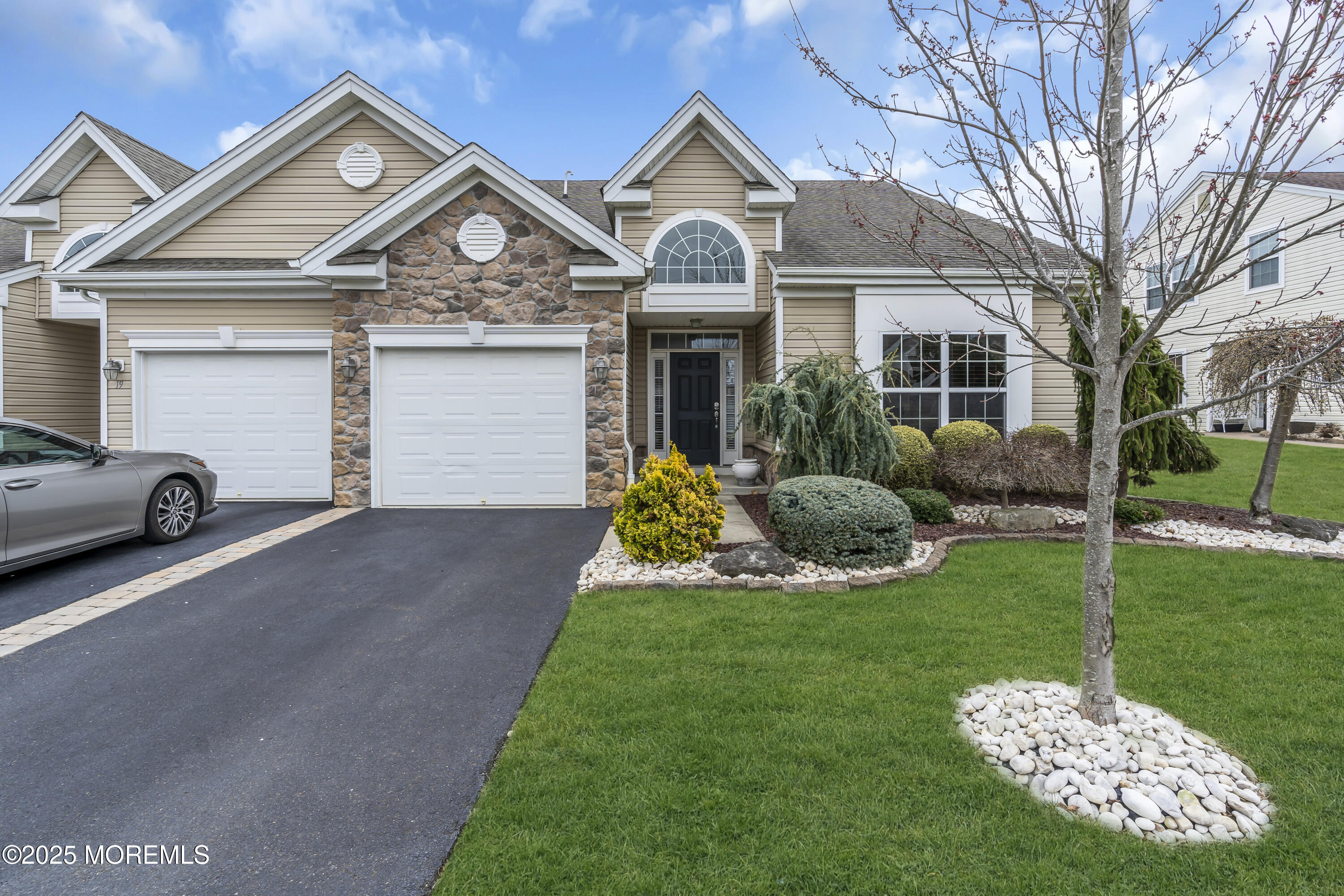 21 Gryphon Drive, Monroe Township, New Jersey image 2