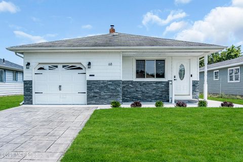 Homes For Sale - 68 Scarborough Place<br/> Toms River, NJ 08757