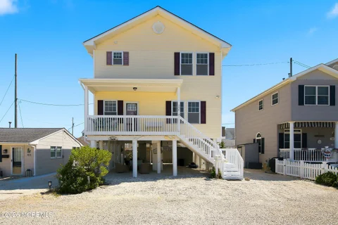 MLS: 22618623