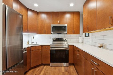 Condo For Sale - 92 Arrowood Road #E<br/> Manalapan, NJ 07726