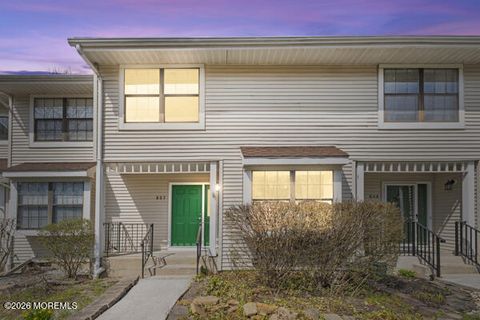 Townhouse For Rent - 805 Arlington Drive<br/> Toms River, NJ 08755