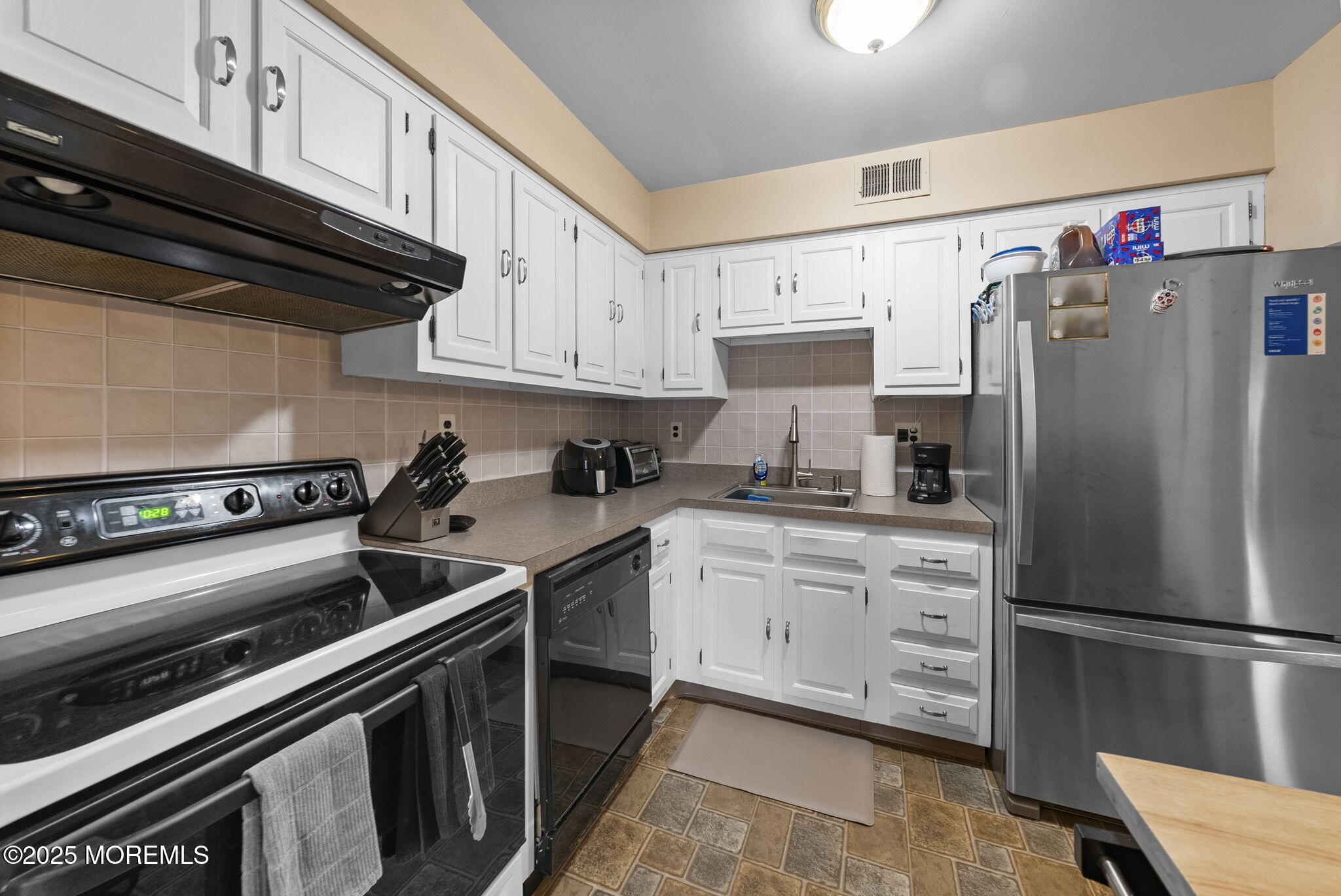516 Wellington Place, Aberdeen, New Jersey image 14