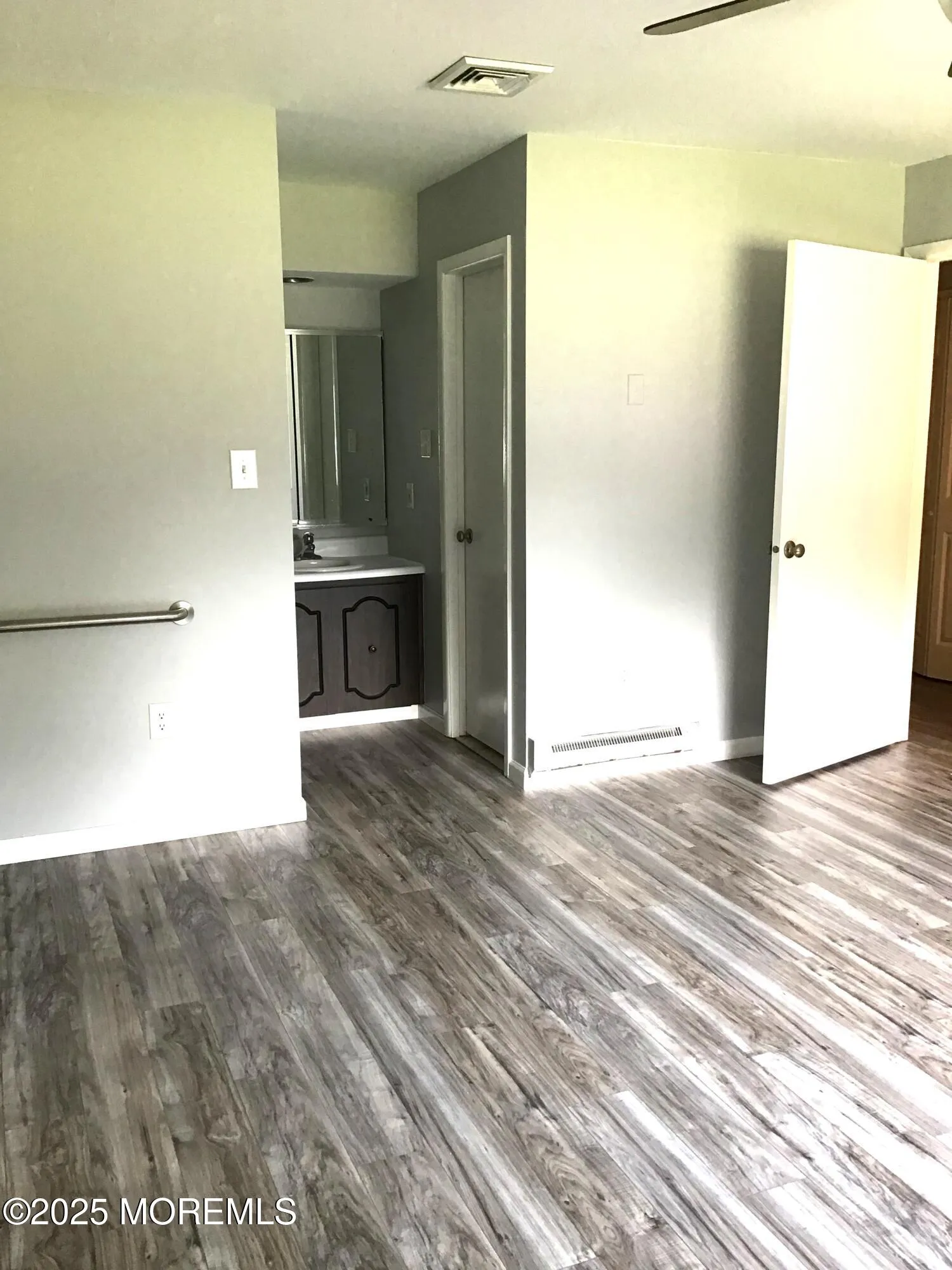 Manalapan, New Jersey 07726, United States, 2 Bedrooms Bedrooms, ,2 BathroomsBathrooms,Residential,Active,156611