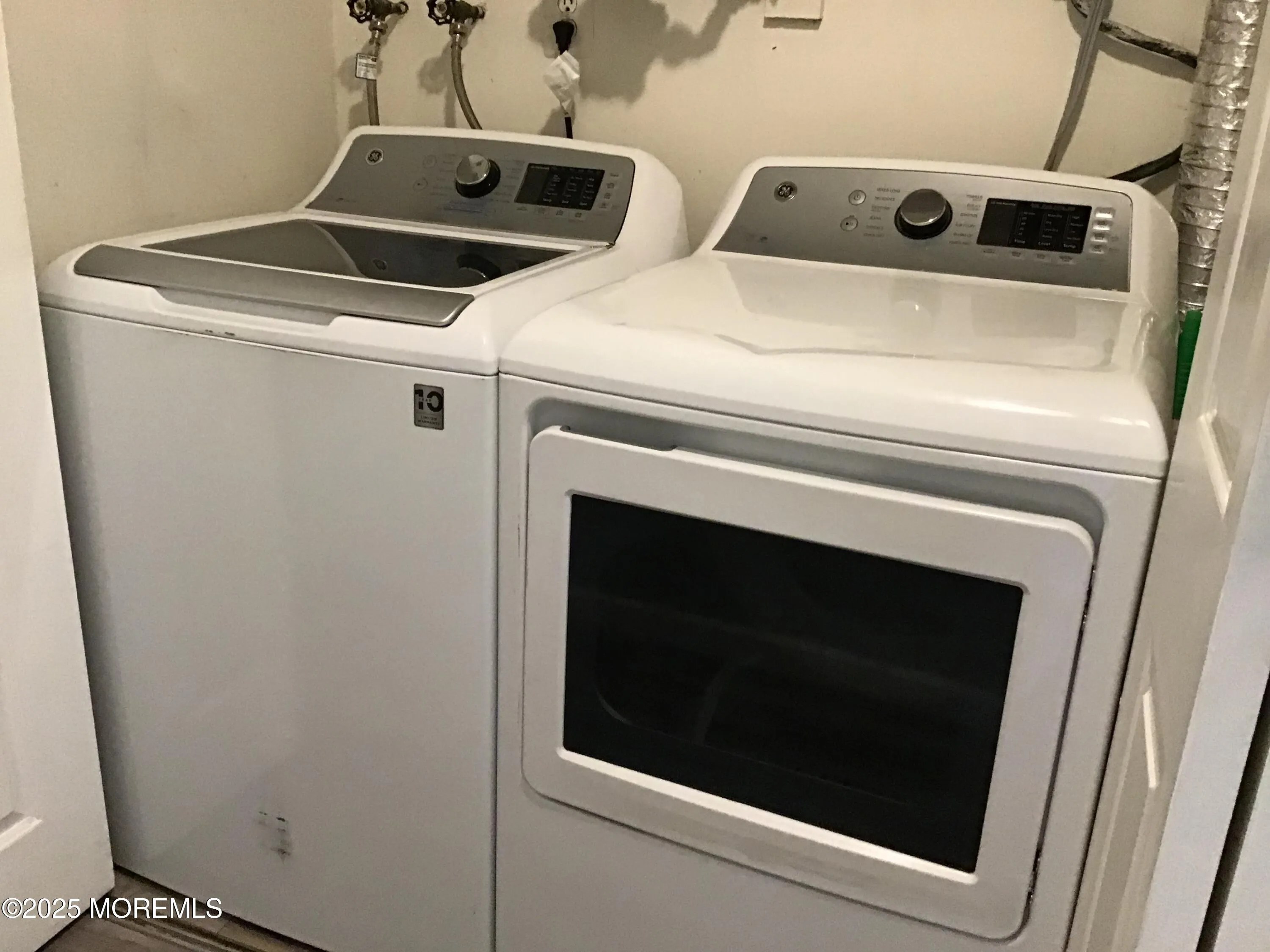 Manalapan, New Jersey 07726, United States, 2 Bedrooms Bedrooms, ,2 BathroomsBathrooms,Residential,Active,156611