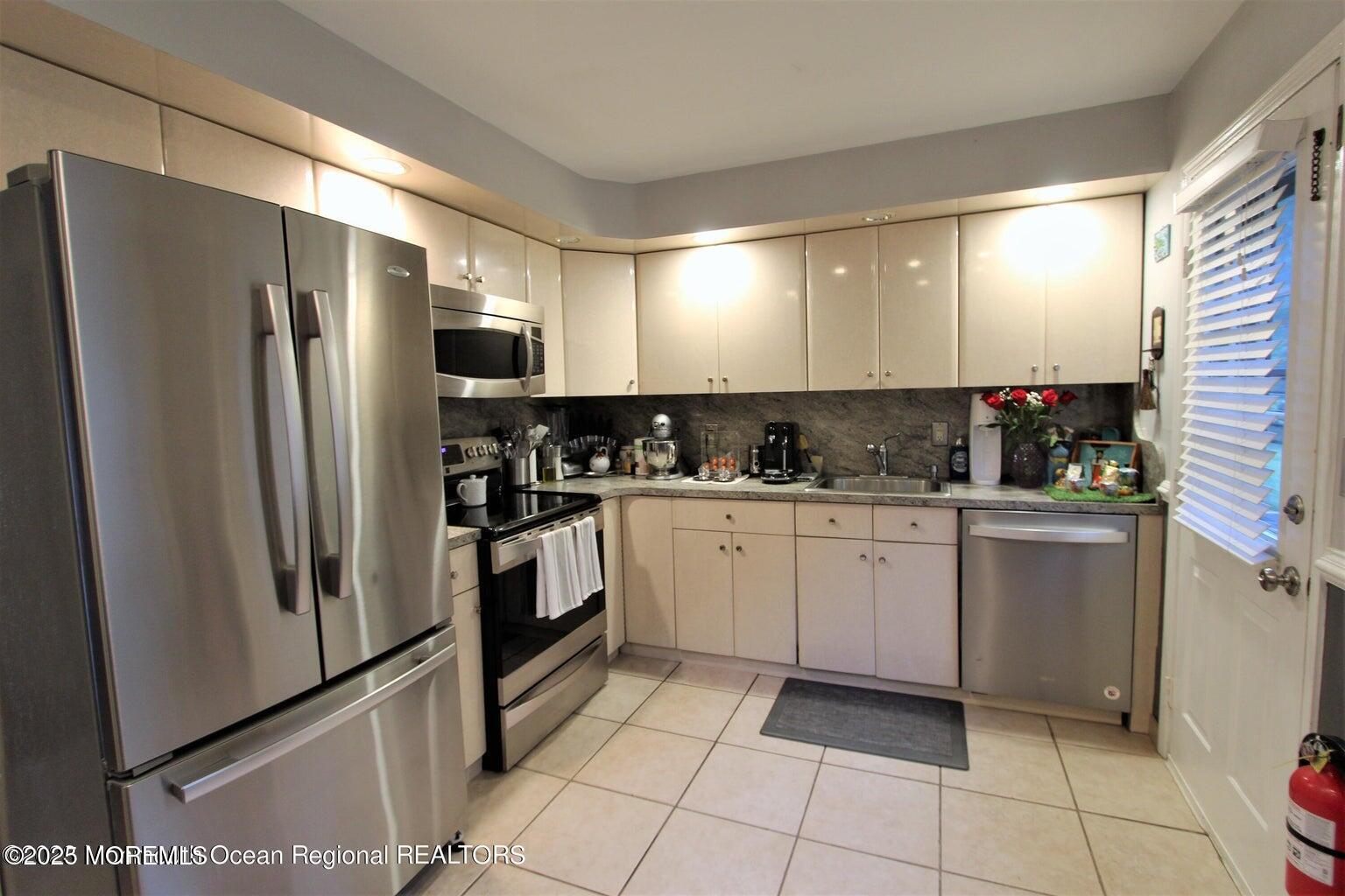 126 Village Green Way #126, Hazlet, New Jersey image 5