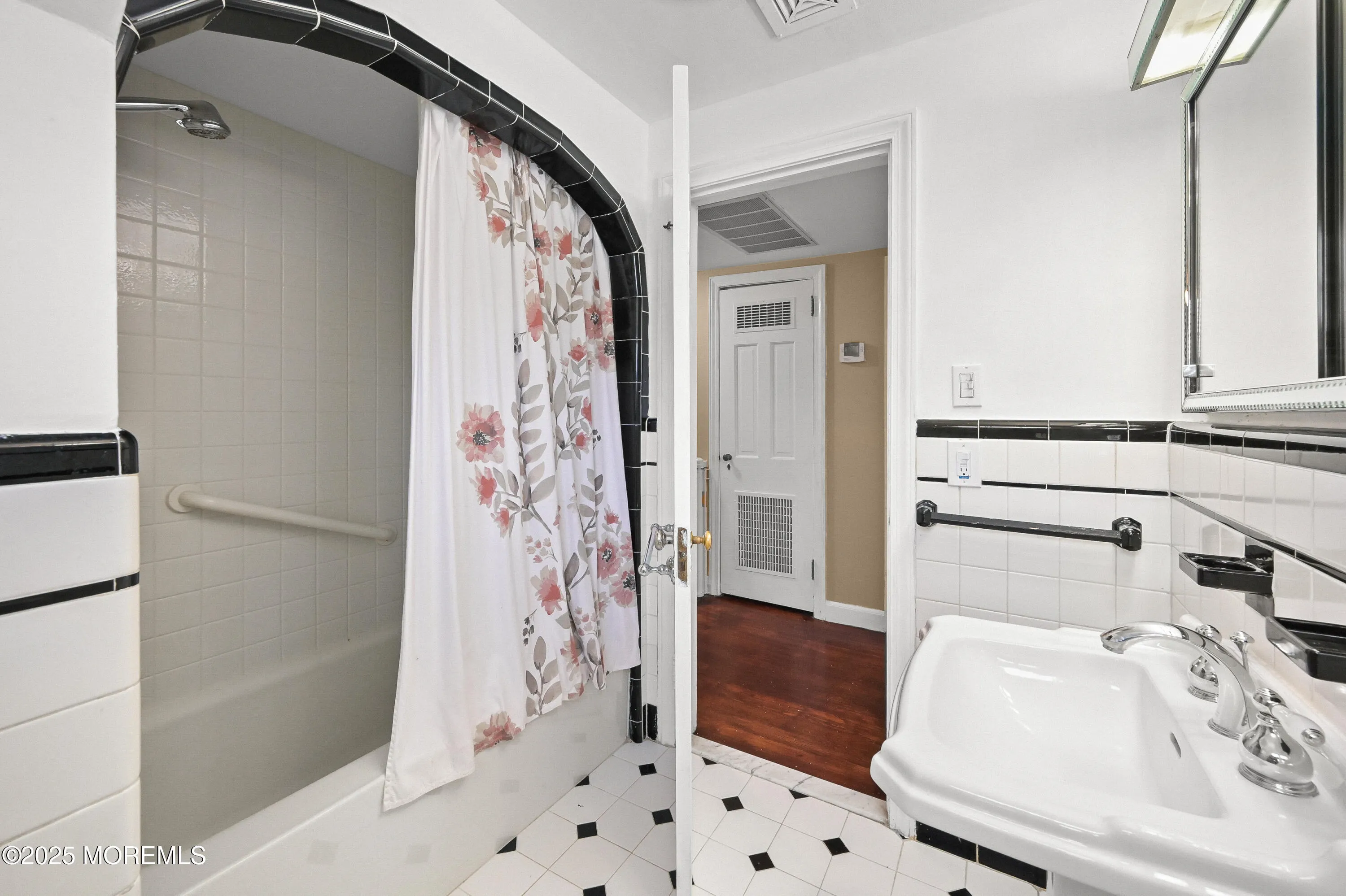 Milltown, New Jersey 08850, United States, 3 Bedrooms Bedrooms, ,2 BathroomsBathrooms,Residential,Active,156614