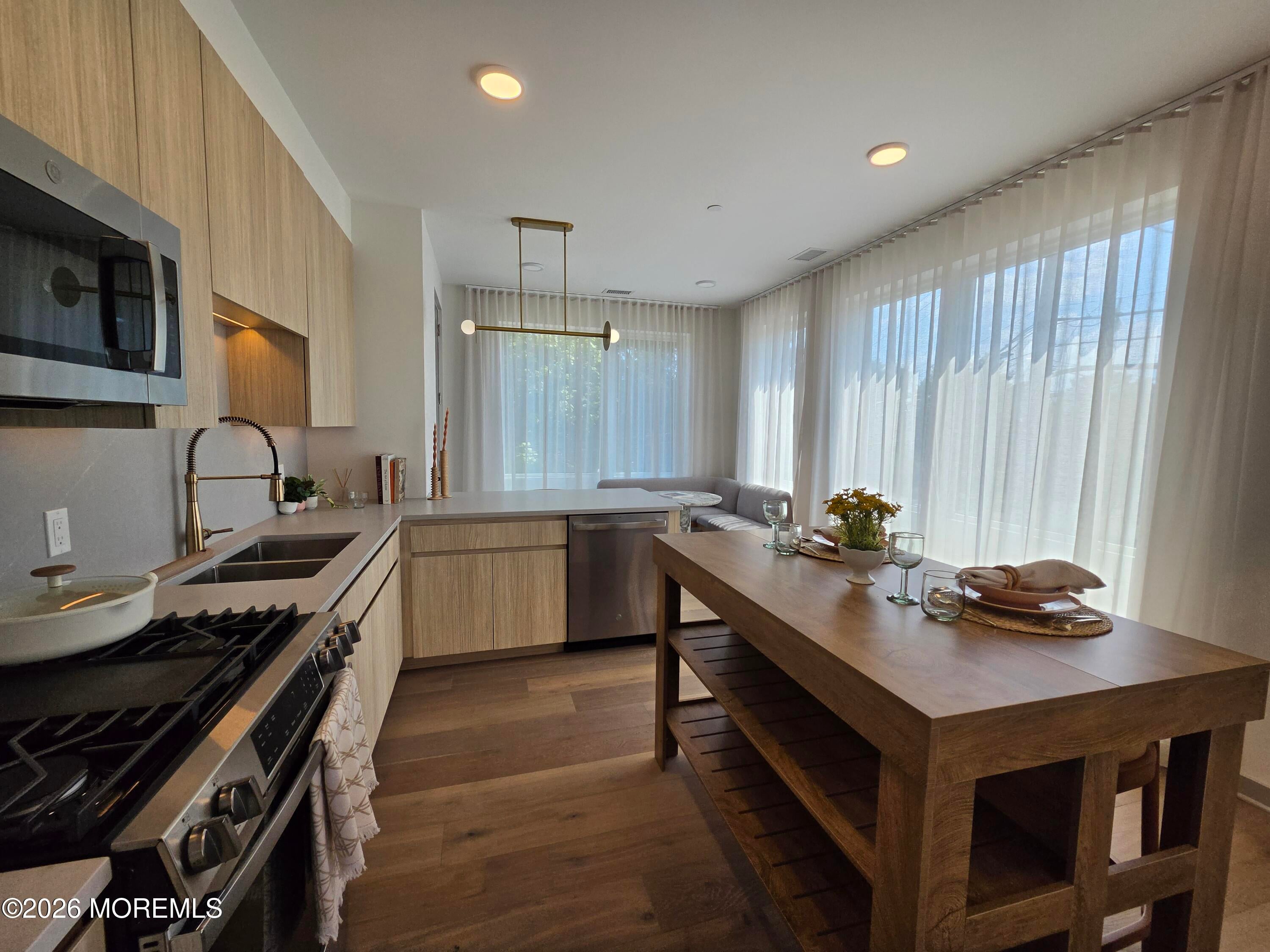665 Second Avenue 305