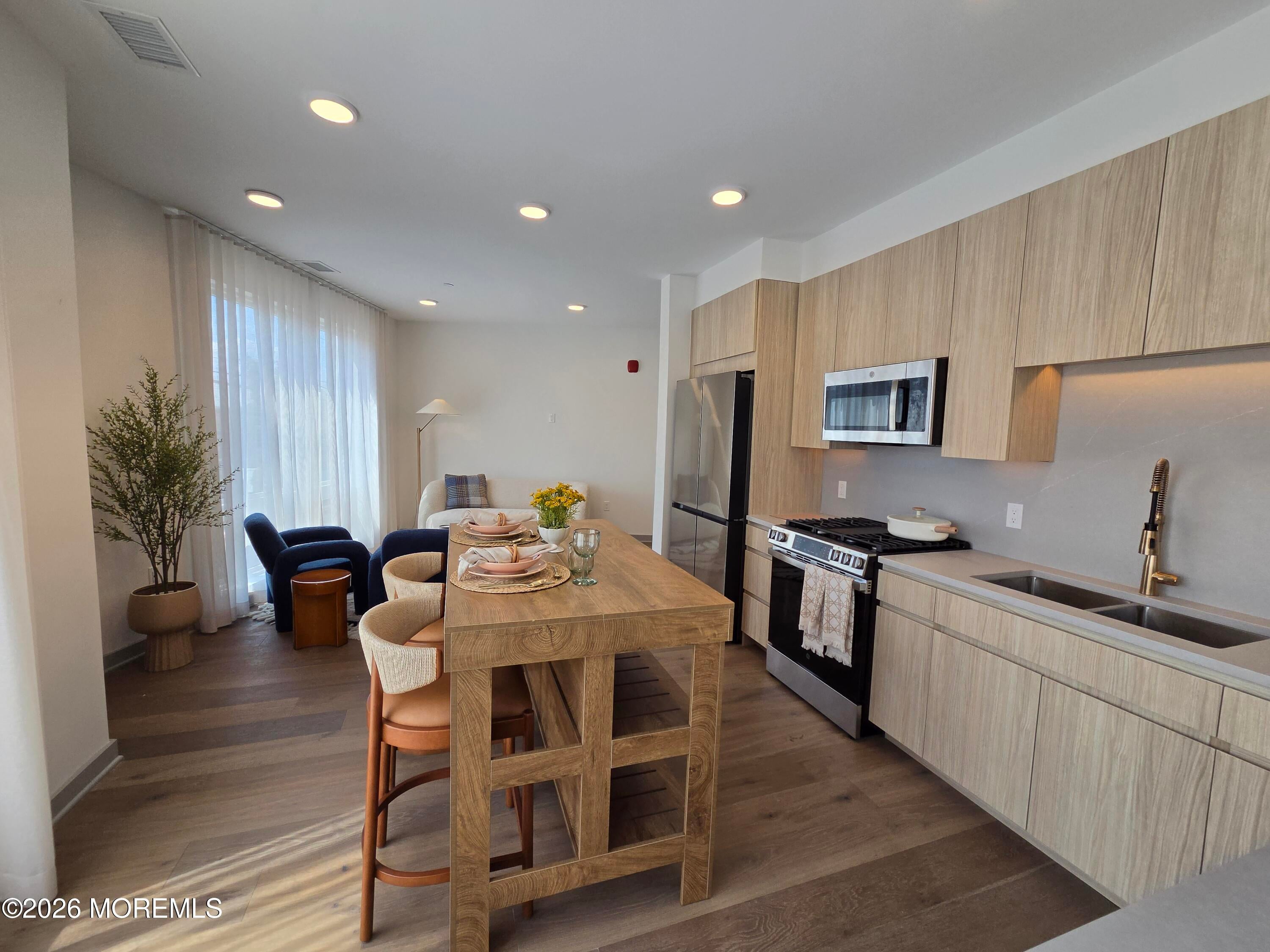 665 Second Avenue 305