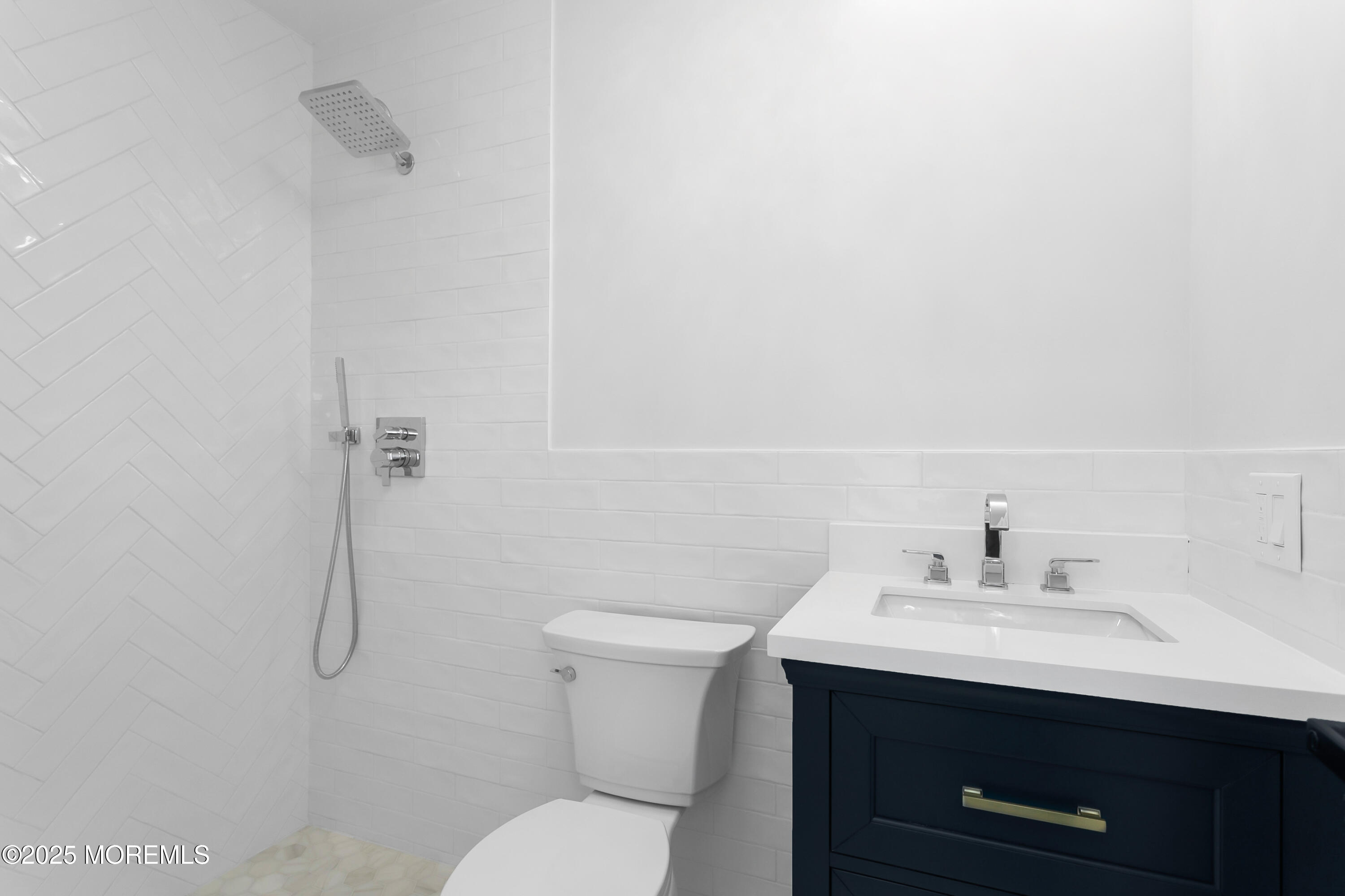 832 Nutswamp Road, Red Bank, New Jersey image 9